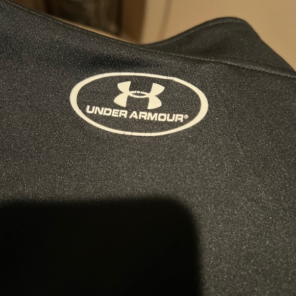 Men’s size M- loose fit Under Armor shirt - Picture 5 of 5